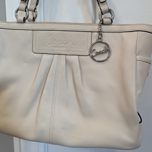 COACH East West Gallery Pleated Cream Leather Shoulder Tote Handbag - Picture 9 of 15